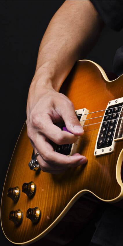 Man taking guitar lessons in Richmond VA